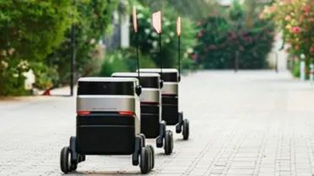 3 روبوتات لخدمة الزبائن في مدينة دبي المستدامة