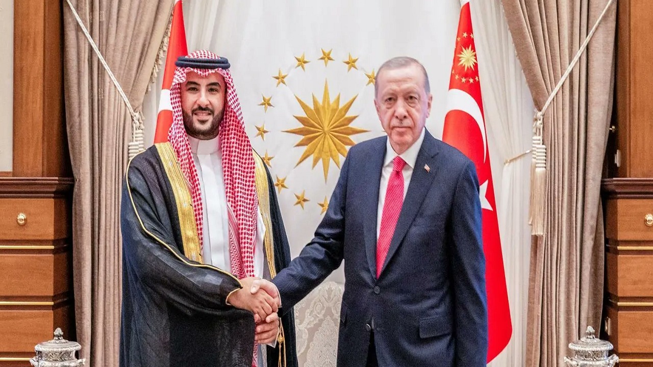 وزير الدفاع يلتقي أردوغان ويبحث معه العلاقات بين البلدين
