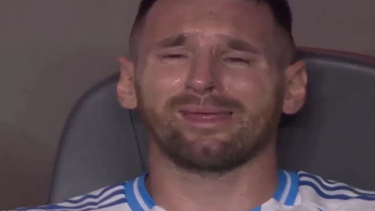 ميسي ينهار بالبكاء بعد مغادرته نهائي كوبا أميركا والجماهير تهتف باسمه.. فيديو