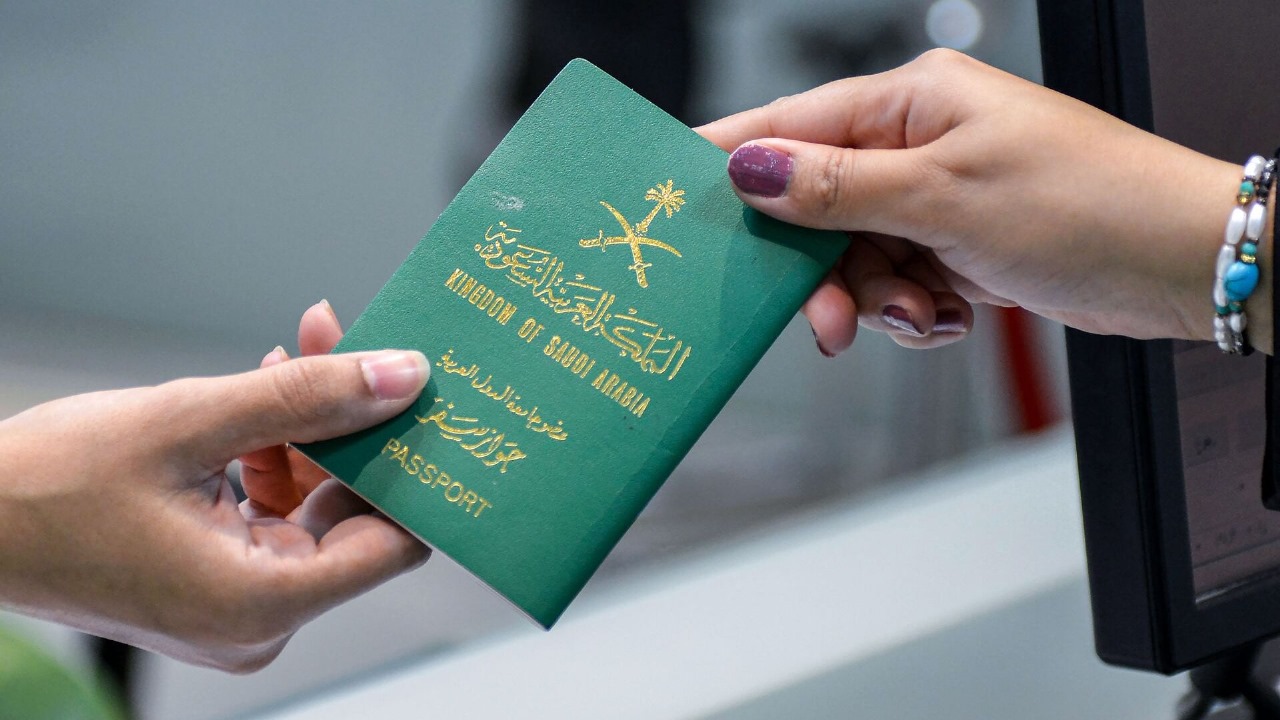 توضيح من الجوازات بشأن تجديد جواز السفر إلكترونيًا لمدد إضافية عبر أبشر