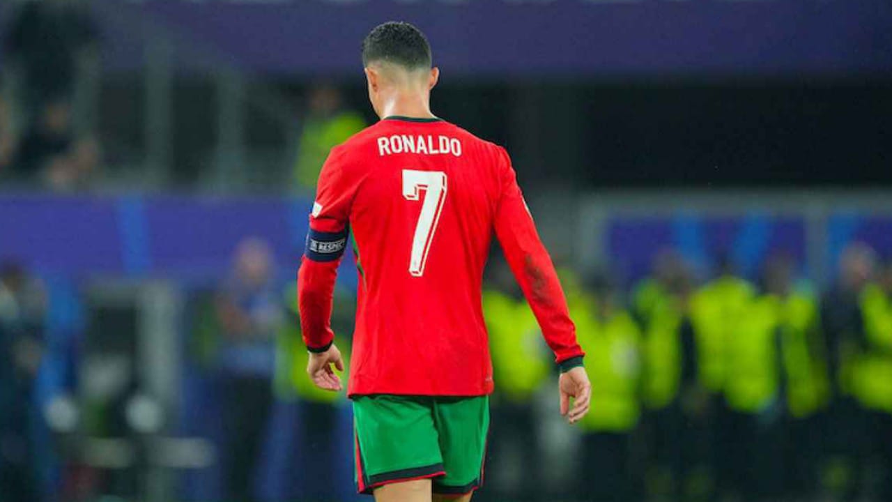مدرب البرتغال يكشف حقيقة اعتزال رونالدو وبيبي بعد الخسارة من فرنسا