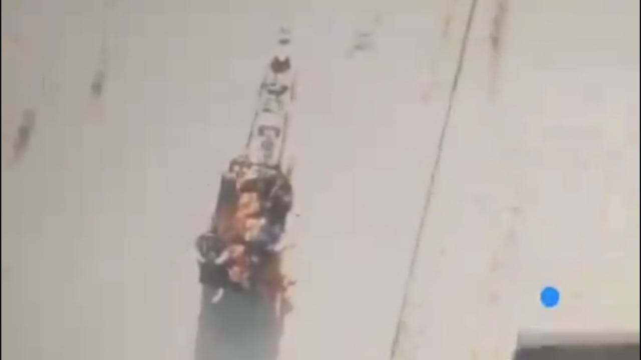 جيش الاحتلال يستهدف عربة حمار ويقتل من عليها إلا الحمار .. فيديو