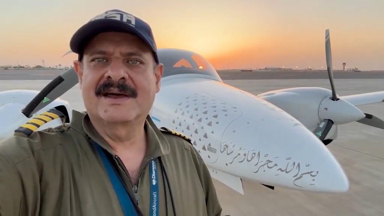 طيار سعودي يلف العالم بطائرته الصغيرة ويوثق لقطات جوية لمشروع ذا لاين الضخم .. فيديو