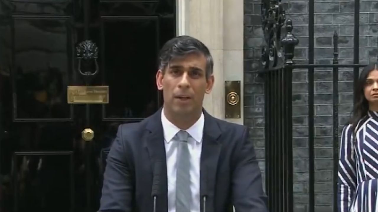 رئيس الوزراء البريطاني يعلن استقالته بعد هزيمة حزبه .. فيديو