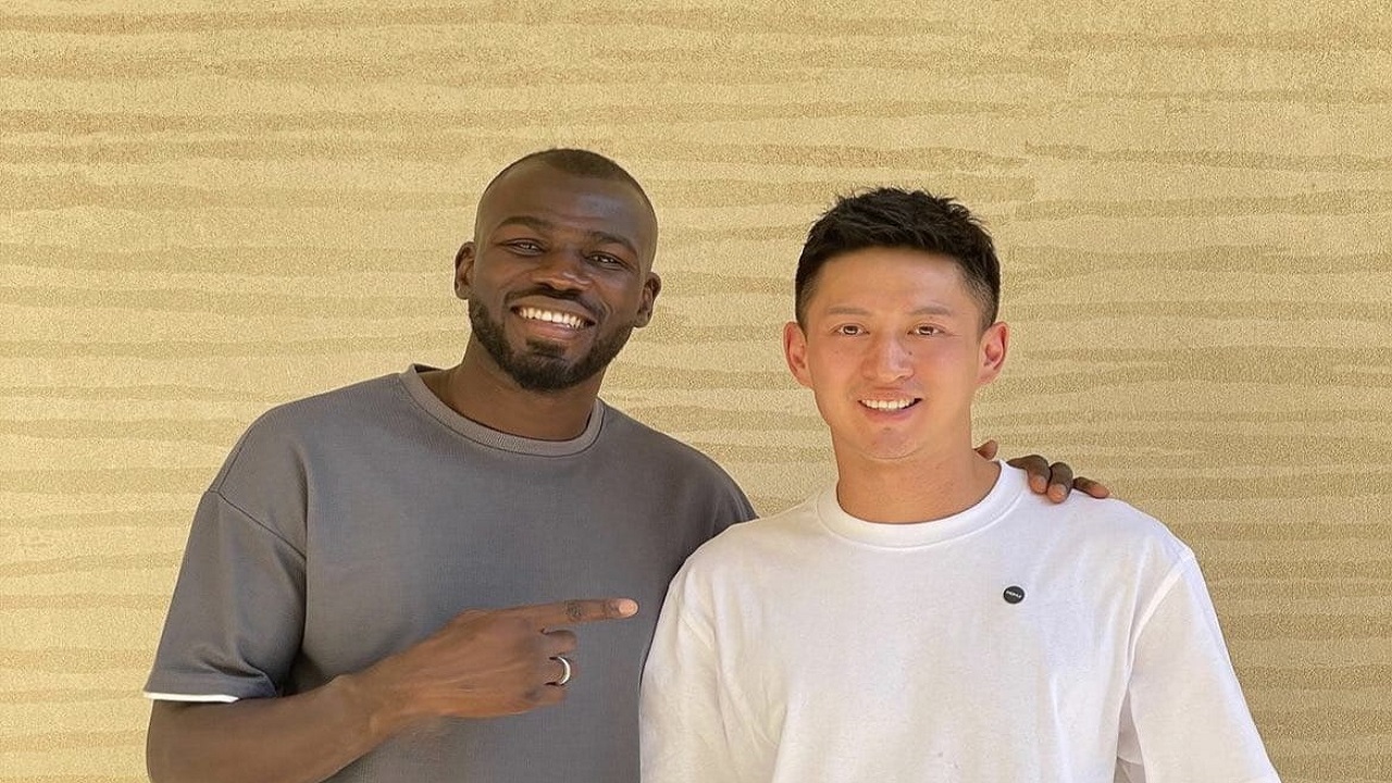 كوليبالي يهدي قميص الهلال لـ الياباني تامادا