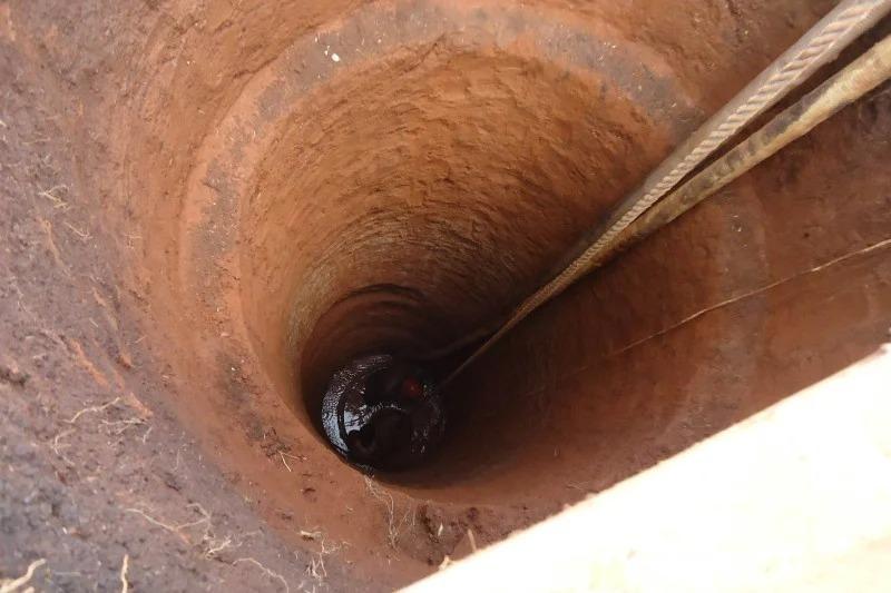 نهاية مأساوية لأب وابنه داخل بئر للصرف الصحي بمصر