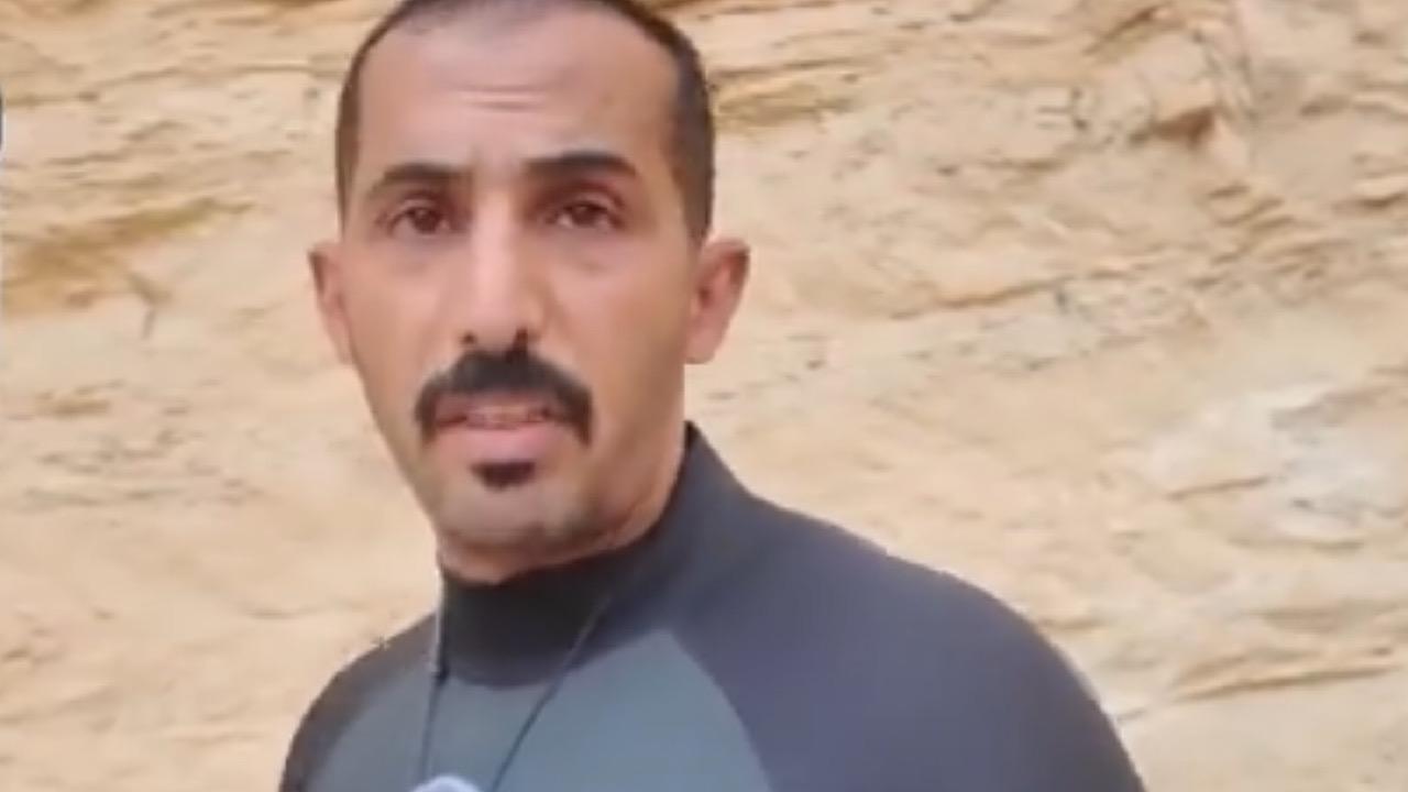 الغواص عبدالله العسيري يروي‬⁩ تفاصيل العثور على الشخص المتوفى في ⁧‫عين هيت‬⁩ .. فيديو