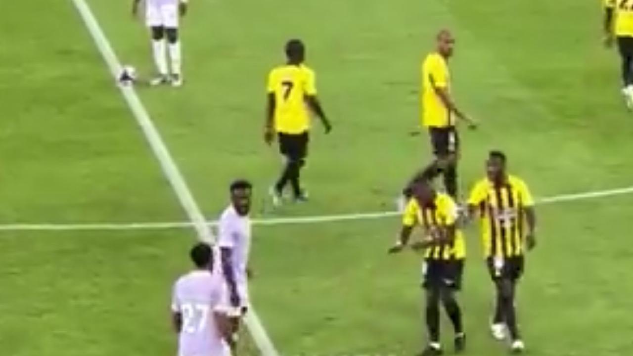 موسى ديابي يطلب من سلطان مندش السقوط لتأخير الوقت بعد هدف الاتحاد الثاني .. فيديو