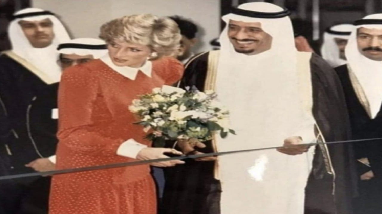 صورة تاريخية تجمع الملك سلمان مع الاميرة ديانا خلال زيارتها للمملكة في الثمانينات