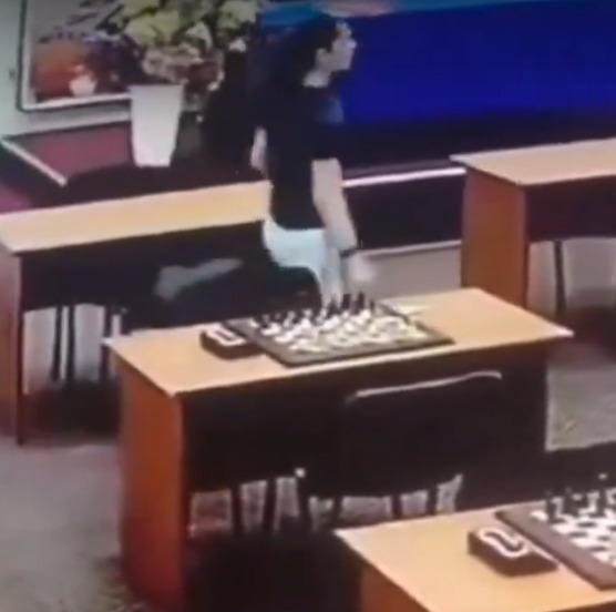 لاعبة تضع سم لمنافستها للفوز ببطولة الشطرنج .. فيديو