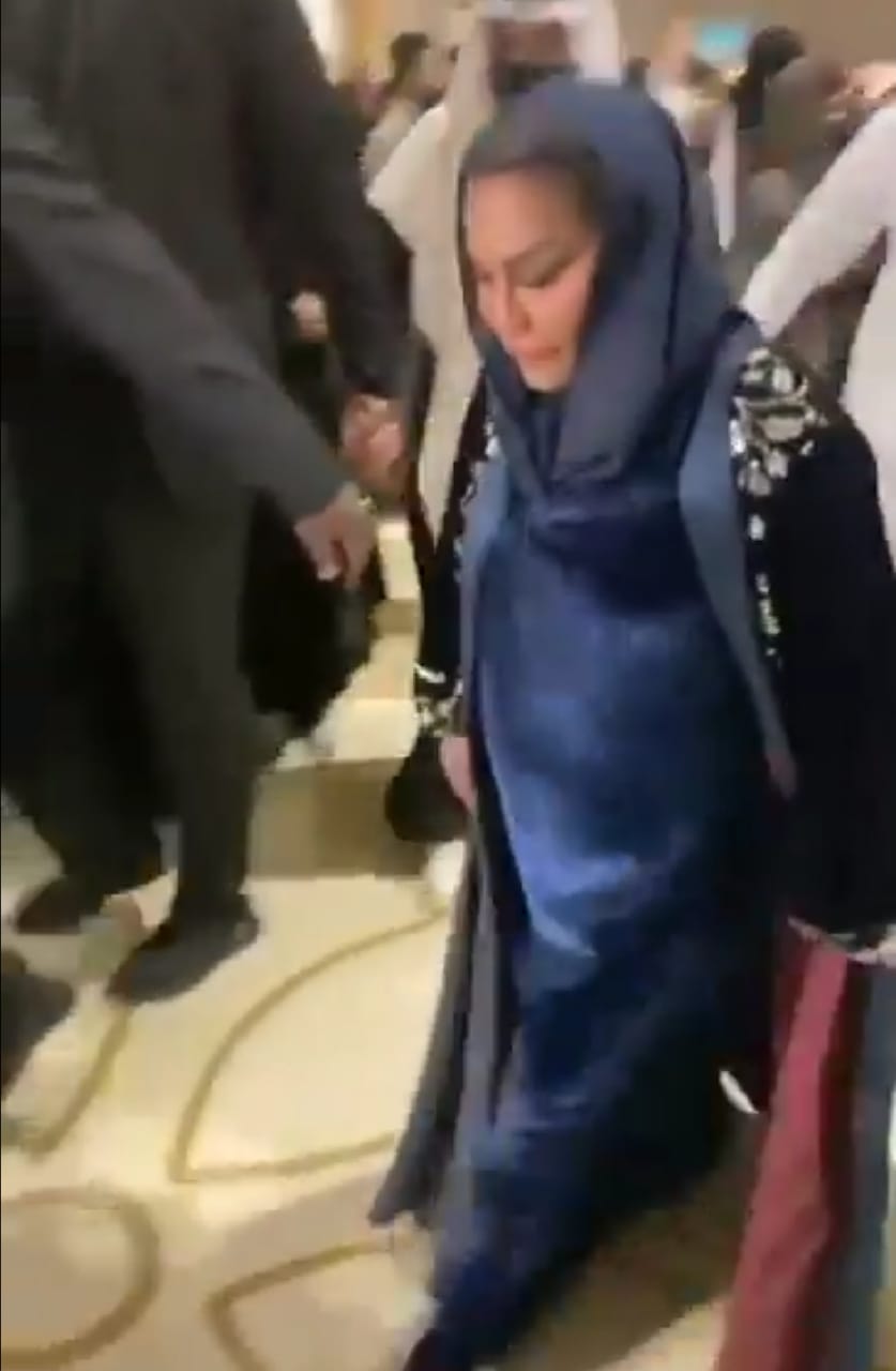  موضي الشمراني لشخص سألها من تكونى: أنا شيخة الشيخات ..فيديو