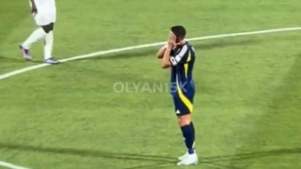 رونالدو ينتقد لاعبي النصر ويشير بيده: الفريق نائم .. فيديو