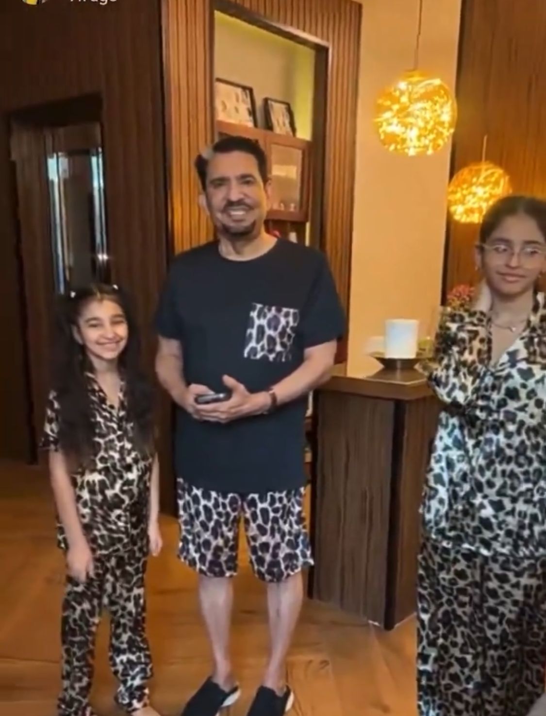 عبدالله السدحان يحرج زوجته بعد مدحها : اللبس ماكل منك حتة .. فيديو