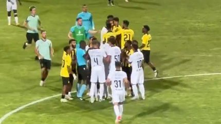 لحظة طرد لاعب الاتحاد بعد إشتباكه مع لاعب الخصم .. فيديو