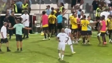 جماهير فارينزي تحاول الإعتداء على لاعبي الإتحاد .. فيديو