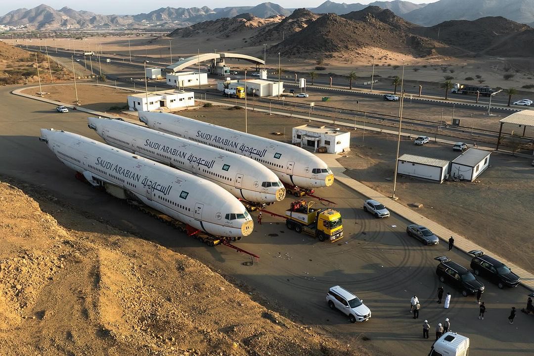 لقطات حديثة لعملية نقل 3 طائرات برا إلى بوليفارد الرياض.. صور