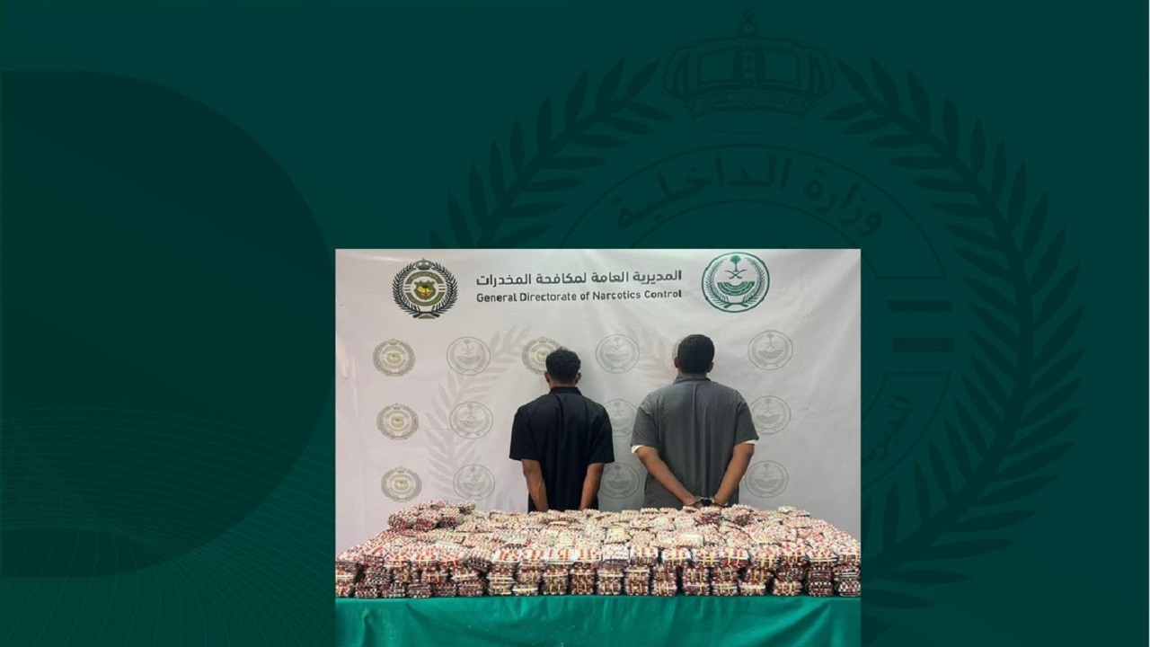 القبض على مقيمين لترويجهما 139,935 قرصًا خاضعًا لتنظيم التداول الطبي بعسير