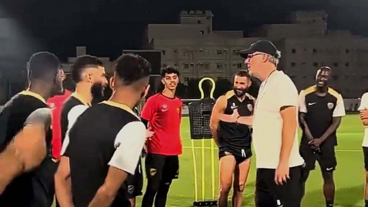 مدرب الاتحاد يسأل عبدالإله العمري عن اسمه الأول .. فيديو