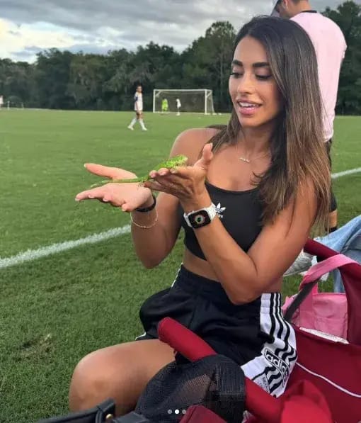 زائر غير متوقع يفاجئ زوجة ميسي أثناء مباراة لنجلها .. صور