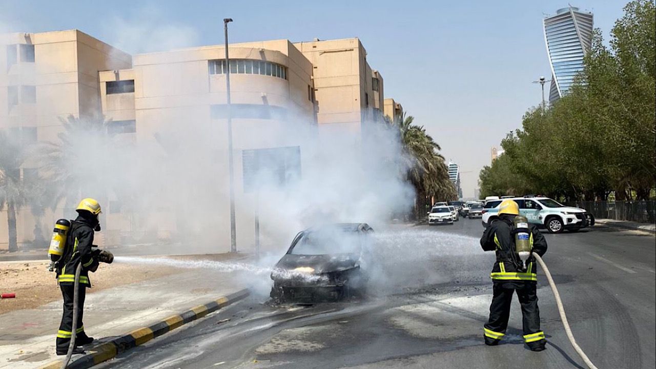 الدفاع المدني يخمد حريق  في مركبة علي طريق الملك فهد بالرياض