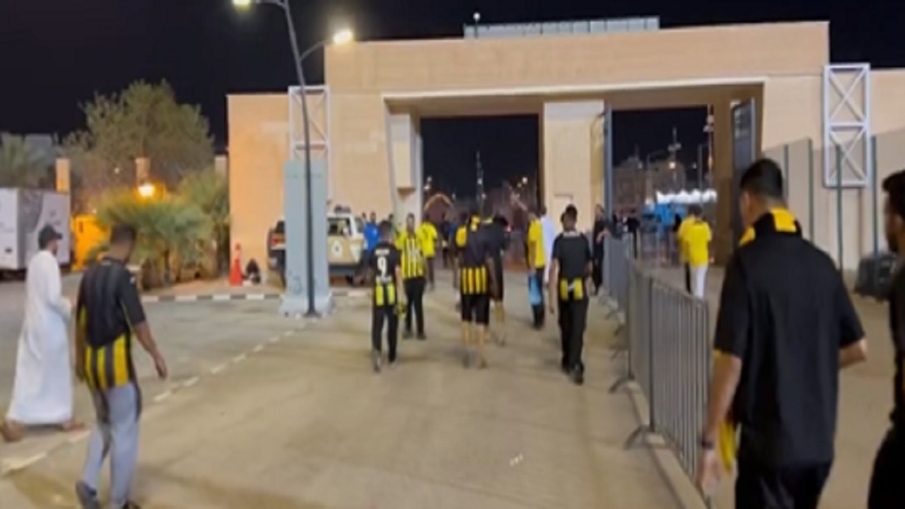 جماهير الاتحاد تغادر الملعب بعد تسجيل الهلال الهدف الثالث .. فيديو