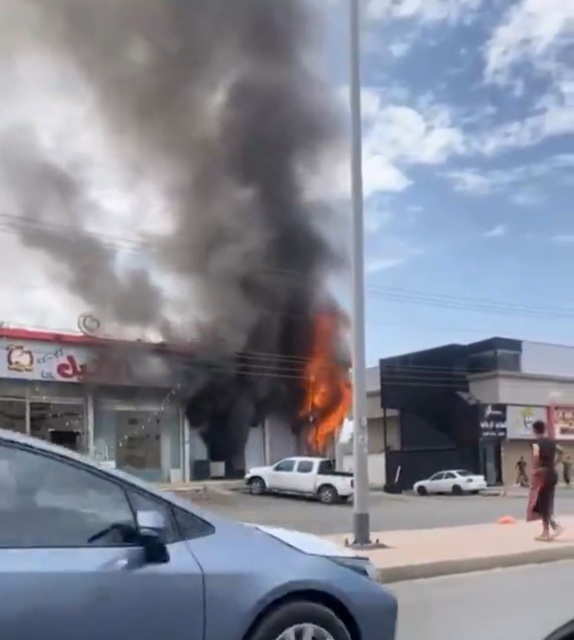 شاب ينقذ سيارة مواطن من حريق اندلع بجوارها في حي التيسير .. فيديو