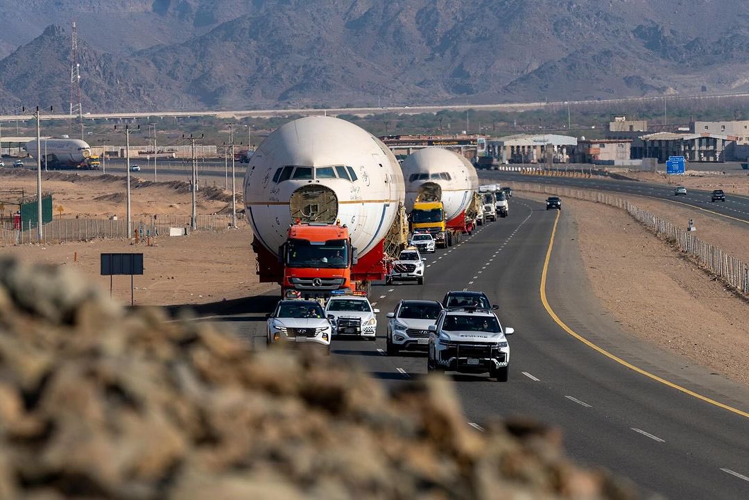 لقطات حديثة لعملية نقل 3 طائرات برا إلى بوليفارد الرياض.. صور