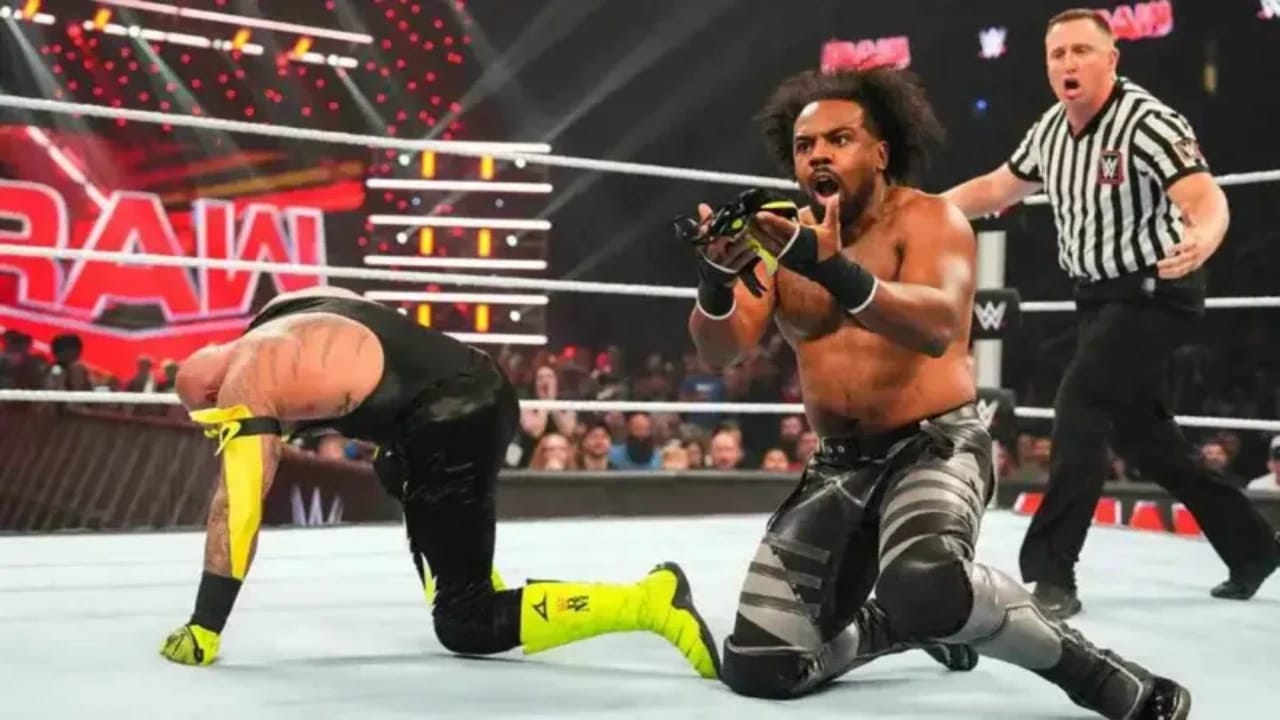 لحظة نزع وودز لـ قناع راي ميستيريو أثناء نزال WWE .. فيديو