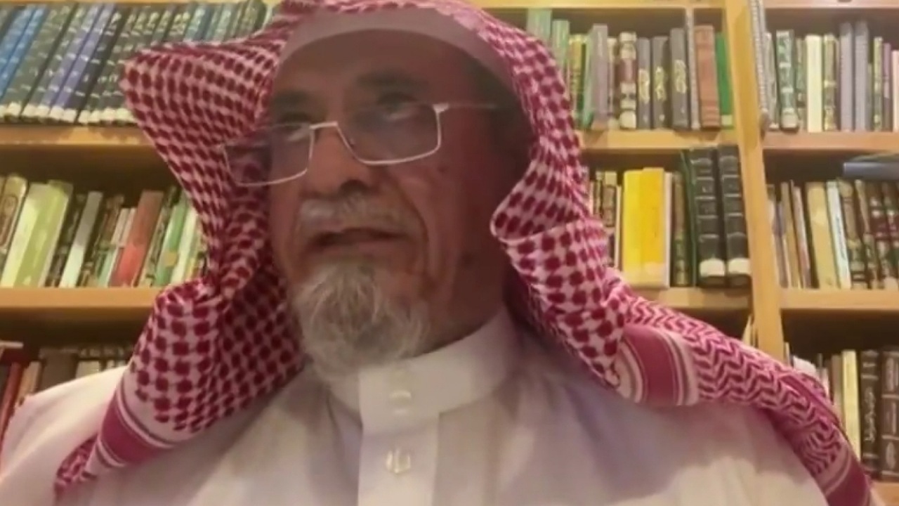 الشيخ صالح بن حميد: بعض العلماء يرى أن صلاة الرجل في البيت لا تصح ..فيديو