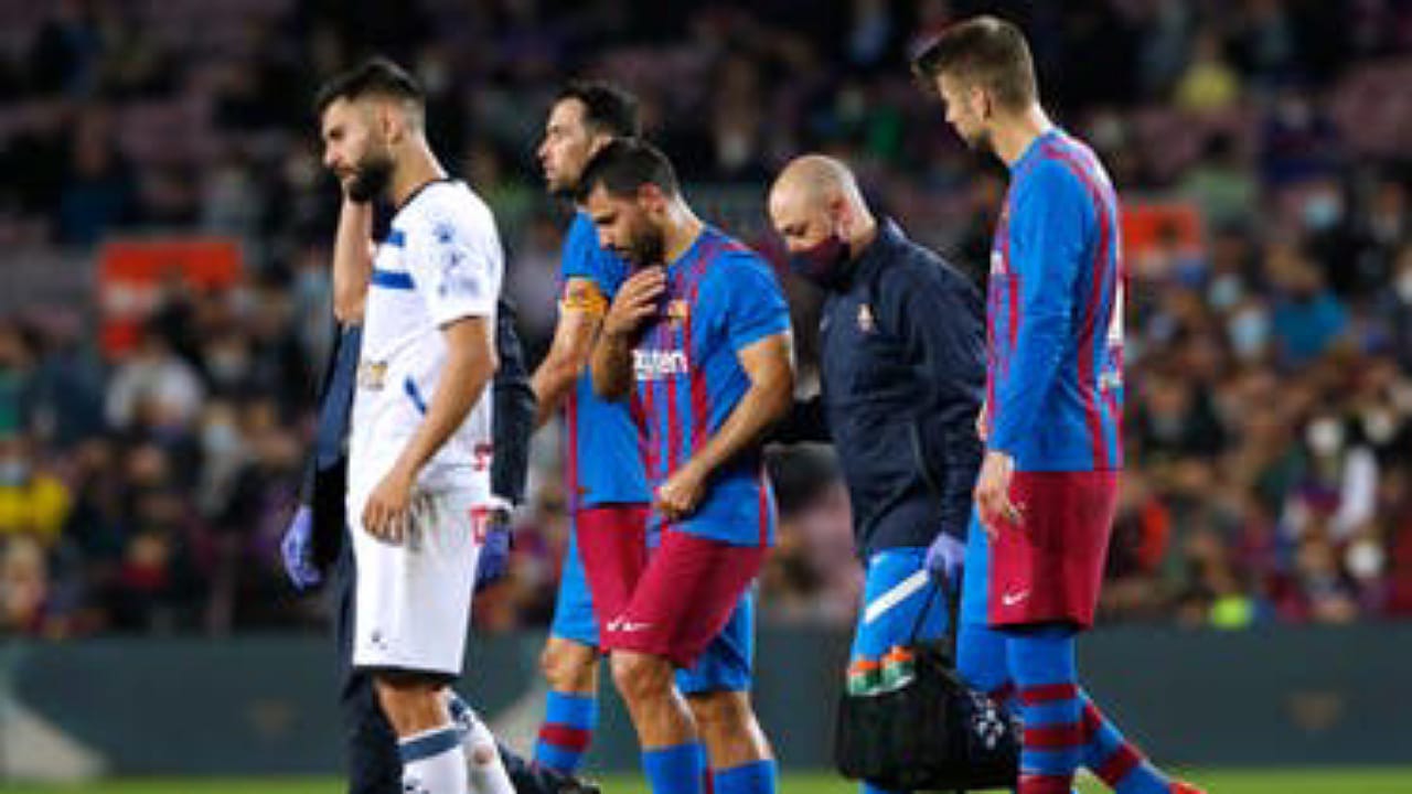 أغويرو يطالب برشلونة بمستحقاته المالية