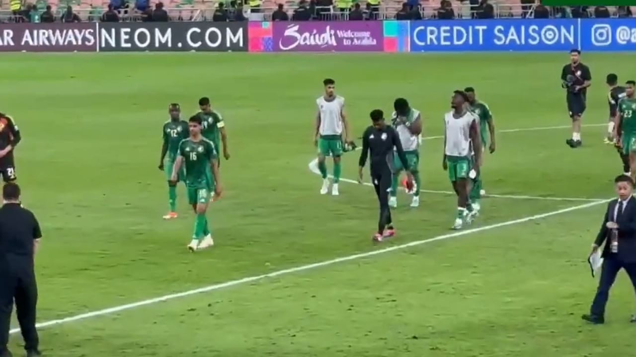 لاعبو الأخضر يعتذرون من الجماهير عقب الخسارة أمام اليابان .. فيديو