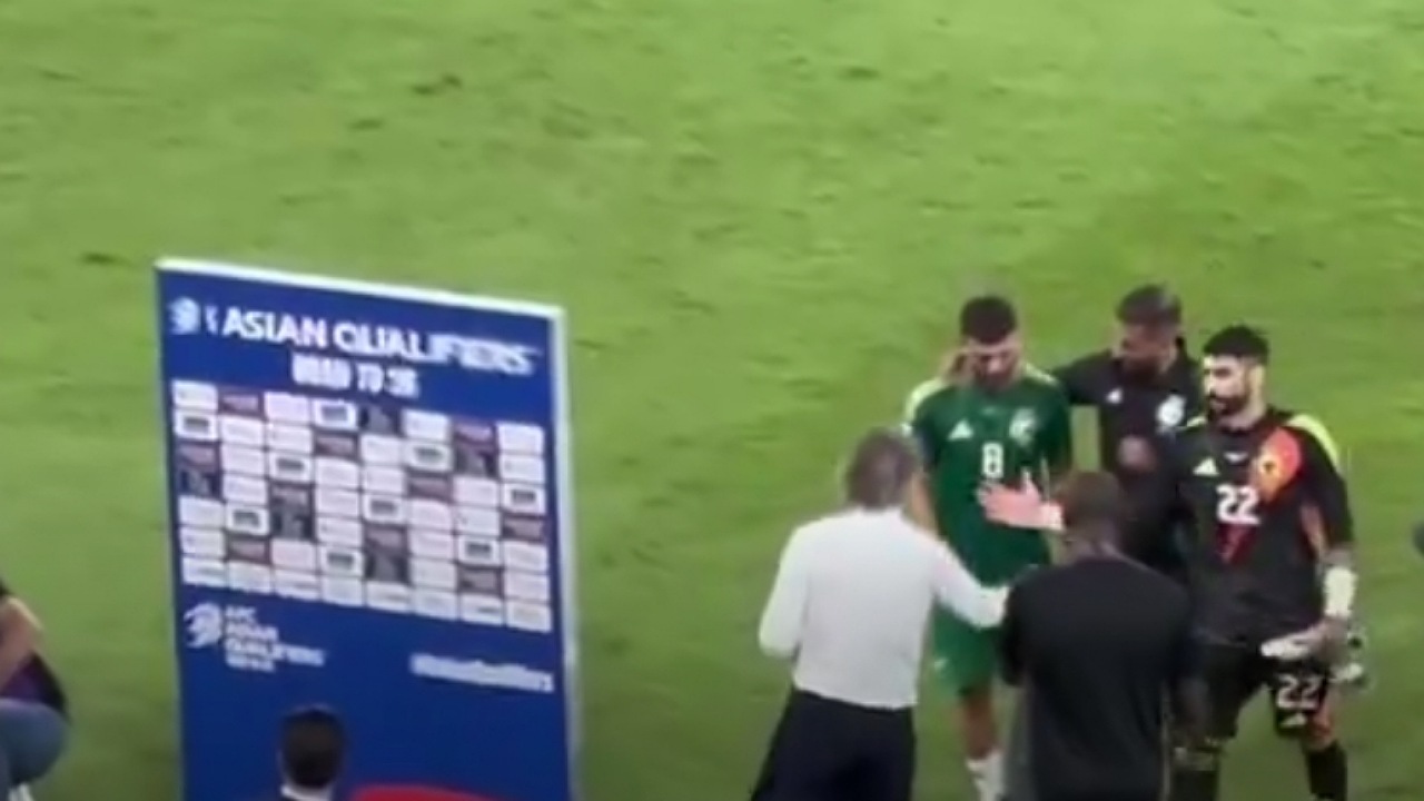 مترجم المنتخب يواسي عبدالإله المالكي بعد الخسارة .. فيديو