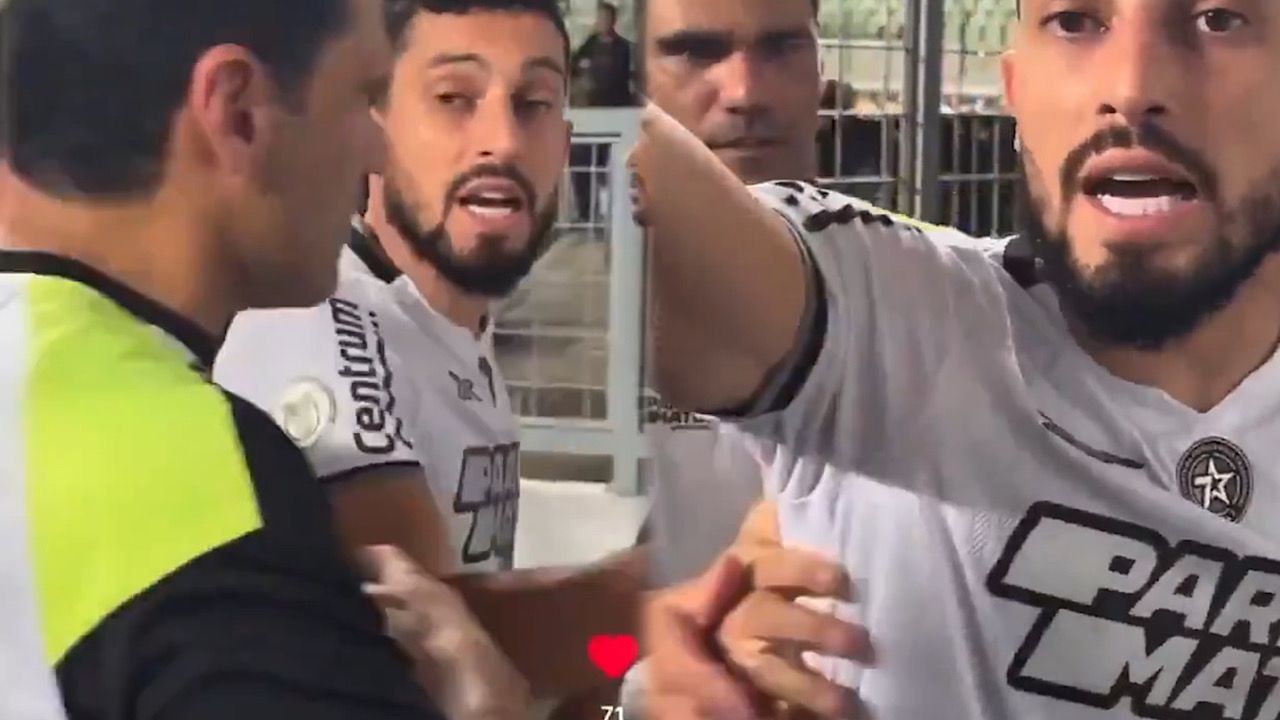 هجوم تيليس لاعب النصر السابق على مراسل تلفزيوني : ابتعد من هنا يا لعين .. فيديو