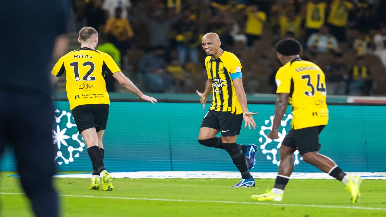 الاتحاد يقتنص صدارة الدوري بثنائية أمام الفتح