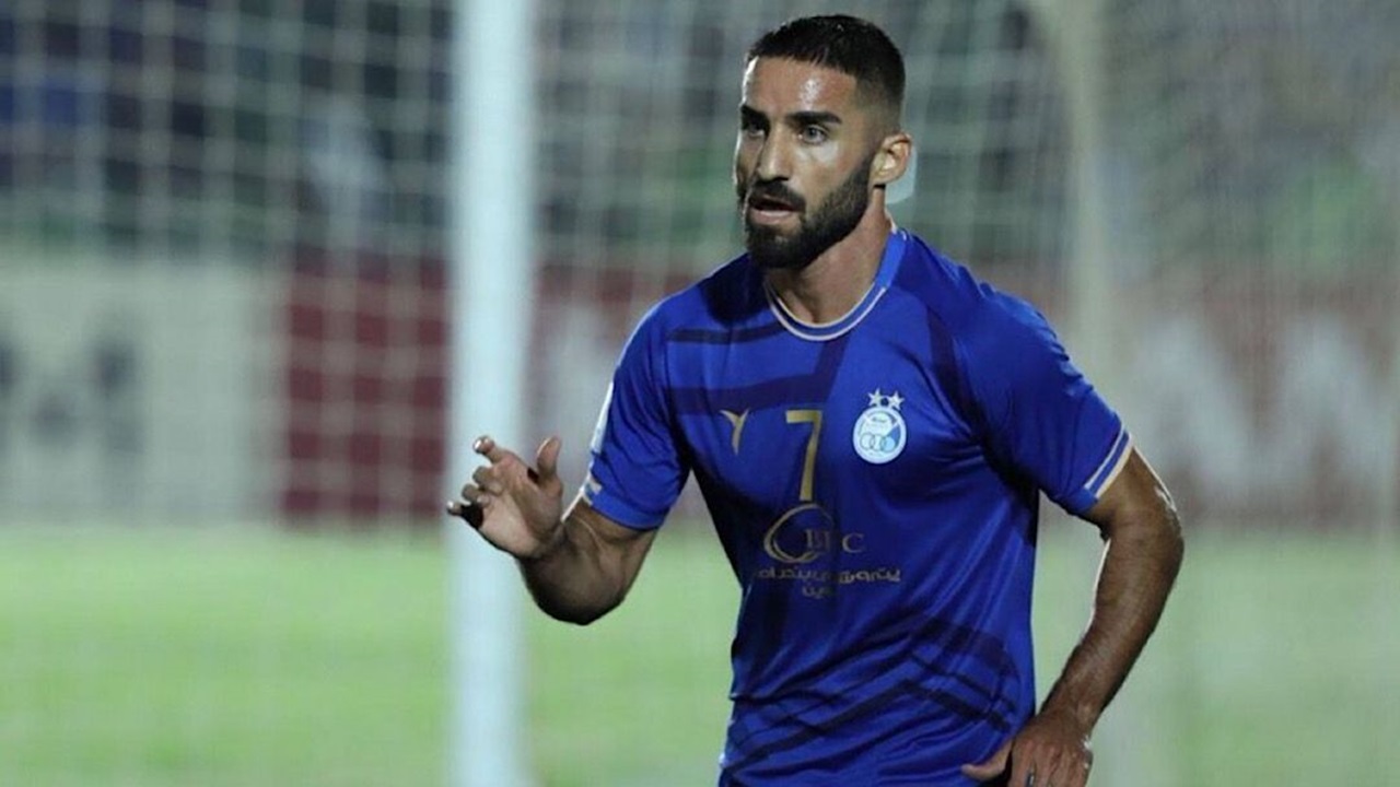 استبعاد مهاجم الإستقلال قبل مواجهة الهلال