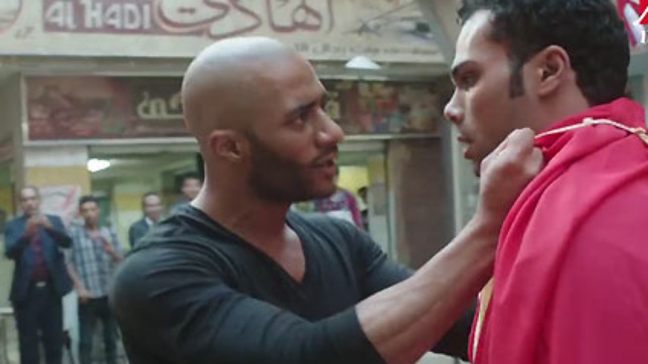 على غرار مسلسل مصري.. 3 عمال يجبرون رجل على ارتداء ملابس نسائية