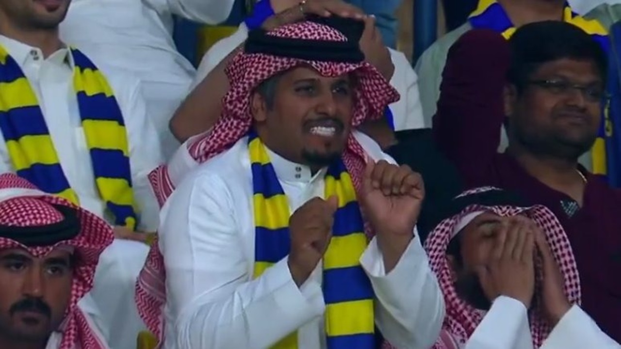 ردة فعل لمشجع بعد إهدار لاعب النصر هدف محقق  .. فيديو