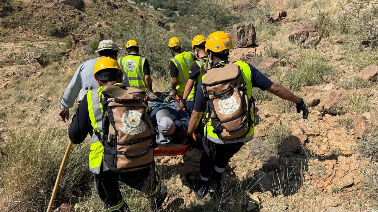 إنقاذ شخص عالق في مرتفع جبلي بالطائف.. صور