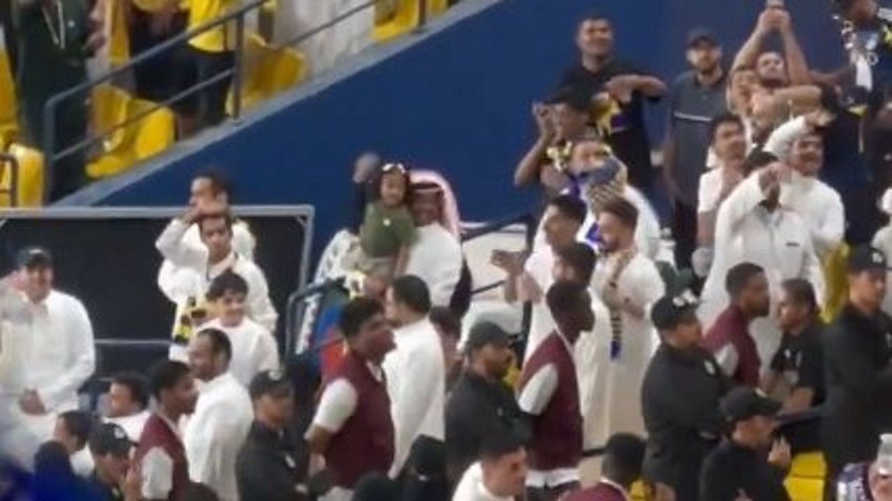 جماهير النصر تستفز العين بخماسية الهلال .. فيديو