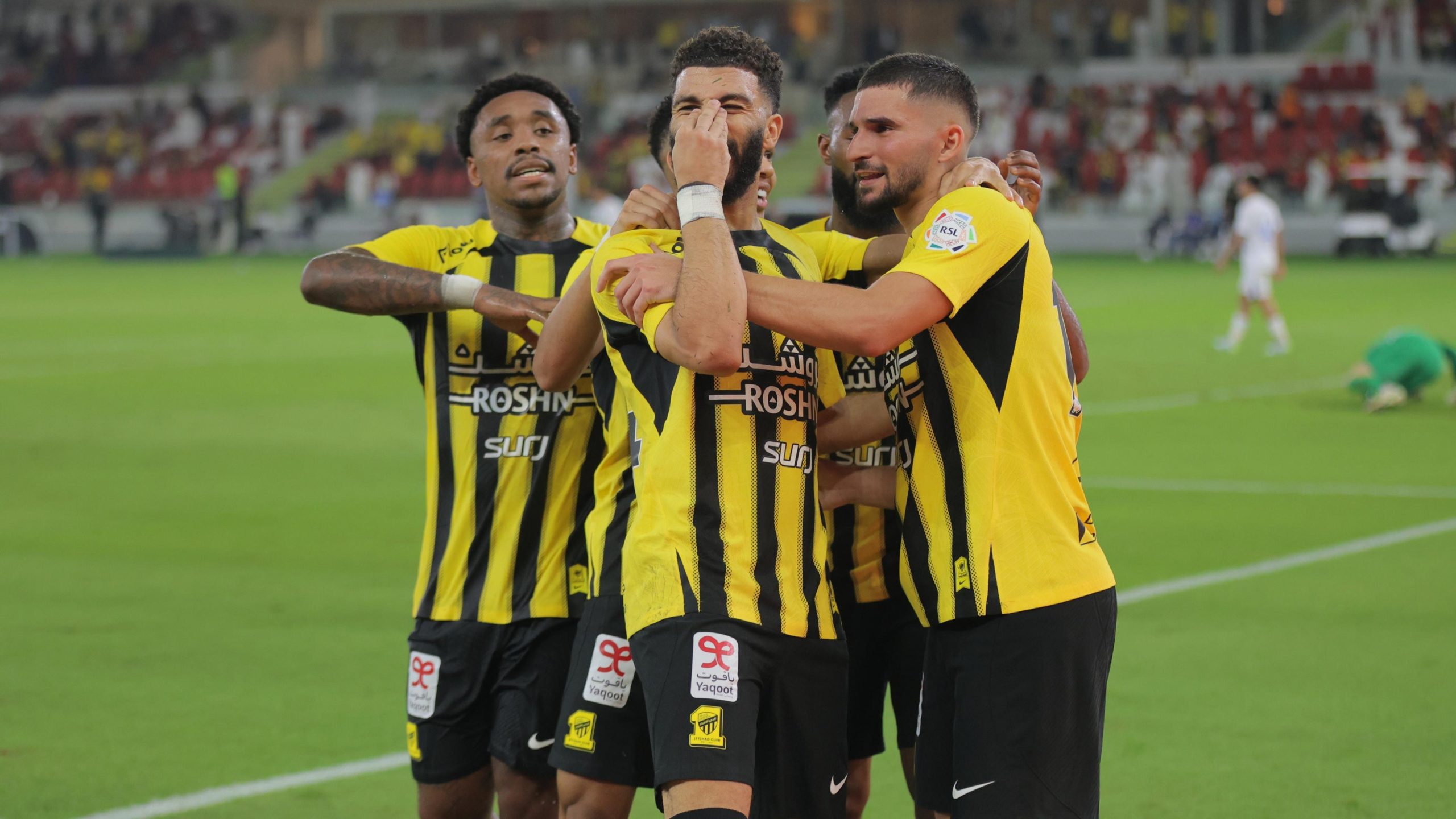 الاتحاد يقتنص صدارة الدوري بثنائية أمام الفتح .. فيديو وصور