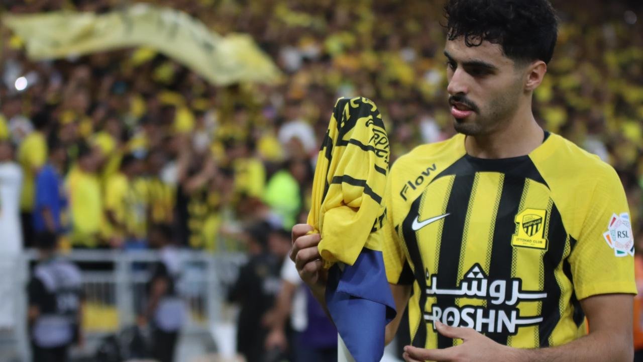 الموسى يعلق شعار الاتحاد في ملعب الجوهرة .. فيديو