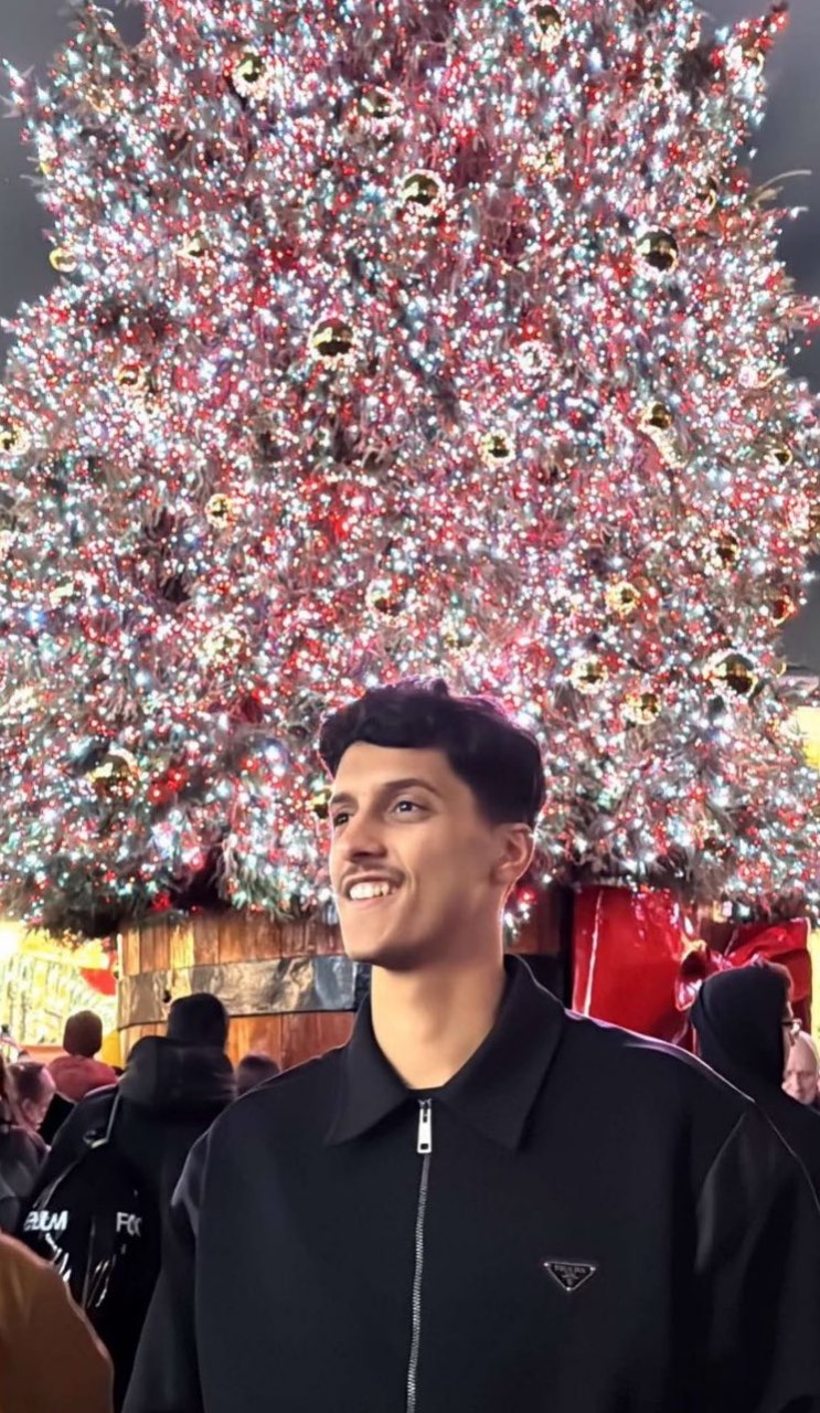 فيصل الغامدي ومروان الصحفي في آخر ظهور خلف شجرة الكريسماس .. صورة