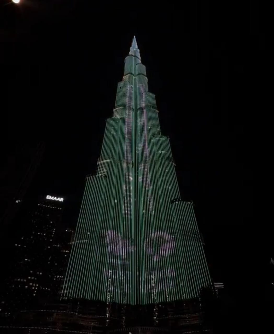 برج خليفة يضيء سماء دبي احتفالا باستضافة المملكة للمونديال .. فيديو