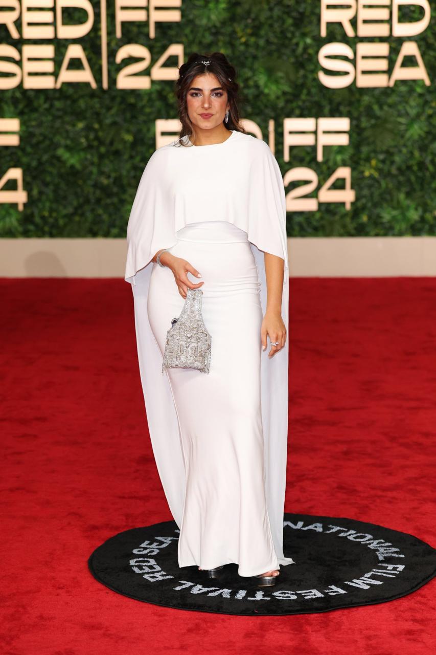 نور الخضراء تبهر جمهورها في حفل البحر الأحمر السينمائي الدولي