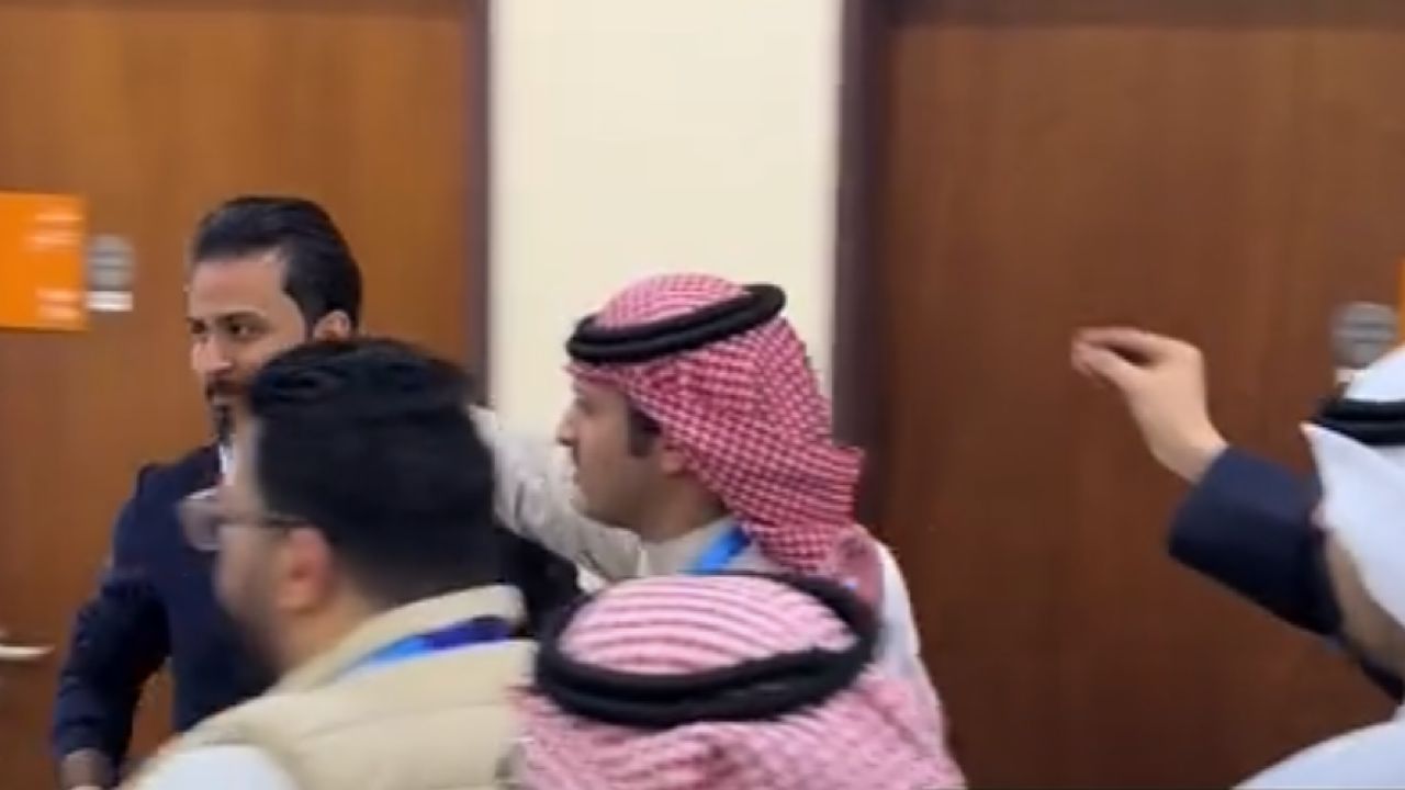 شجار حاد بين صحفي سعودي وآخر عراقي عقب فوز الأخضر .. فيديو