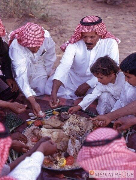 نزهة عائلية بالقرب من الأفلاج قبل 55 عام