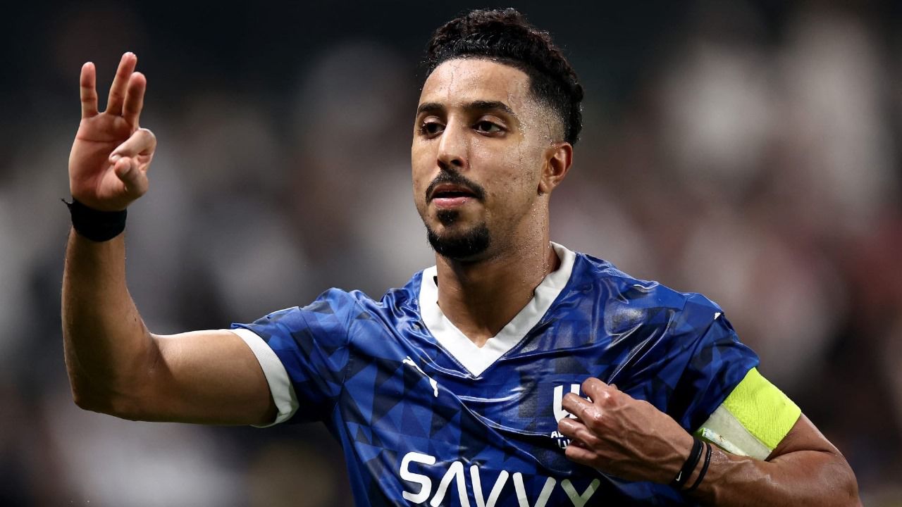 سالم الدوسري يدعم نادر الشراري بعد طرده في مباراة الهلال والشباب .. فيديو