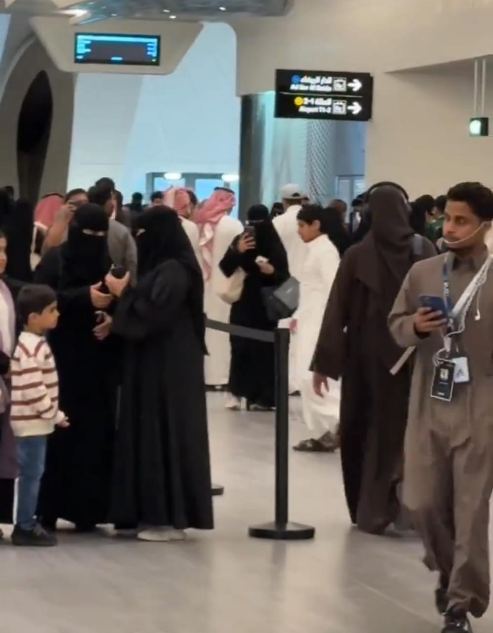 إغلاق بوابات محطة كافد مع تزايد الإقبال على قطار الرياض .. فيديو