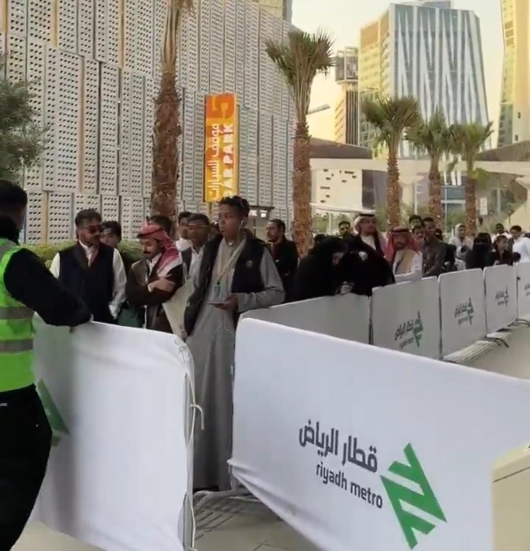 إغلاق بوابات محطة كافد مع تزايد الإقبال على قطار الرياض .. فيديو