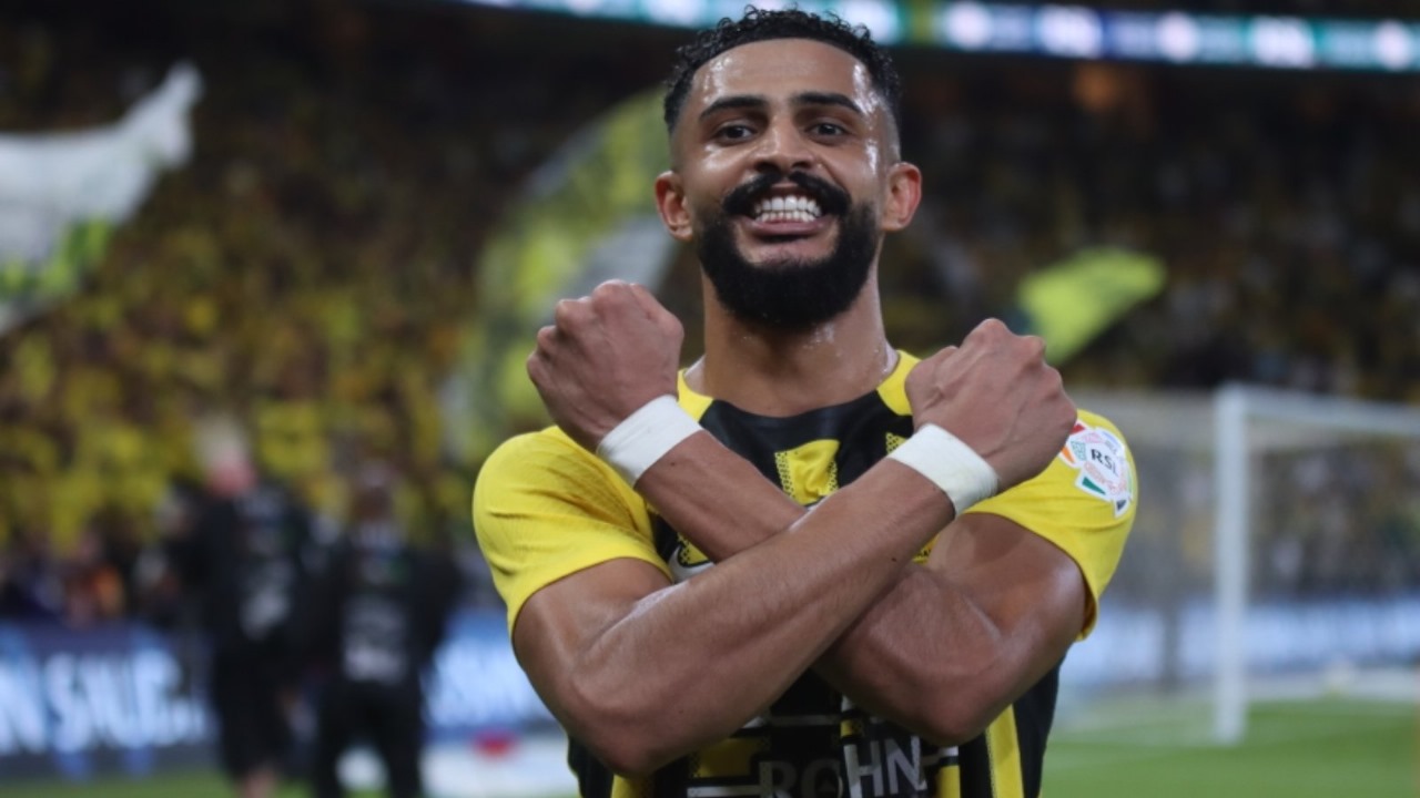 عبدالإله العمري يحتفل مع جماهير الاتحاد .. فيديو